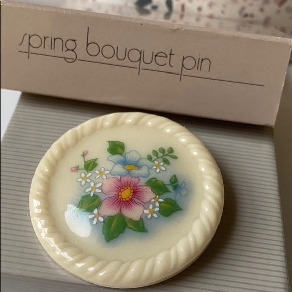 Vintage Avon Spring Bouquet Pin - Picture 4 of 4